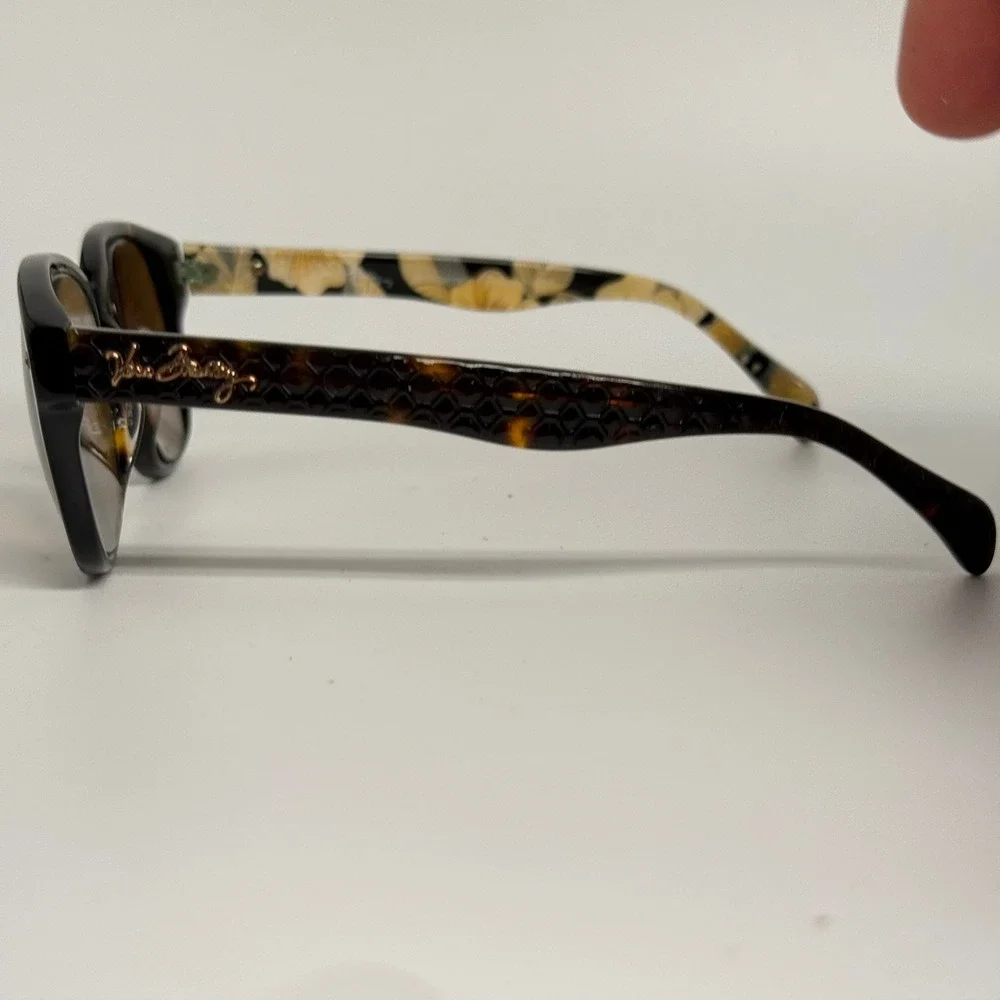Vera Bradley Claudette Polarized Sunglasses Black Tortoise Camellia Floral 24181